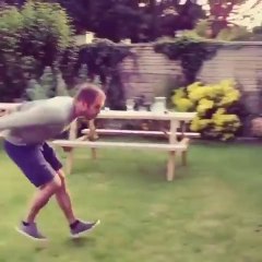 Il éclate un mur en bois avec sa tête... Débile mais fun