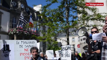 Macron à Lannion. 500 manifestants contre l’extraction de sable