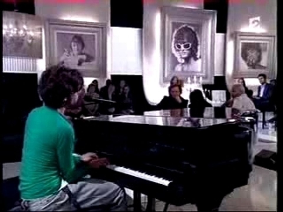 Mika au piano