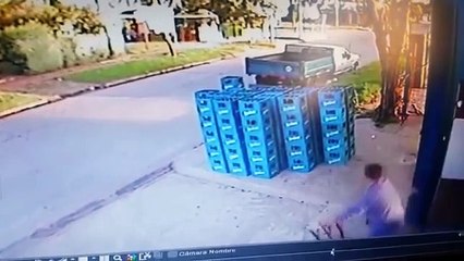 Скачать видео: Un employé maladroit fait chuter plusieurs caisses de bière