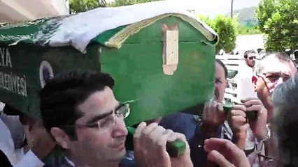 Ünal Aysal annesine veda etti