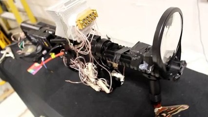Il Fabrique son Propre Fusil Laser