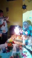 Mettre le feu à mamie pour son anniversaire.. Pas cool le cadeau