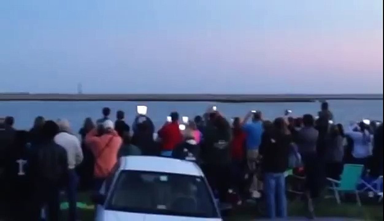 Onde de choc suite à l'explosion d'un rocket met KO tous les spectateurs