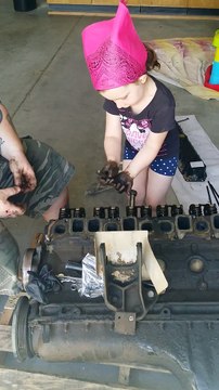 Petit cours de mécanique à sa fille de 5 ans _ comment réparer un moteur de Jeep