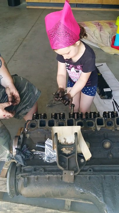 Petit cours de mécanique à sa fille de 5 ans _ comment réparer un moteur de Jeep
