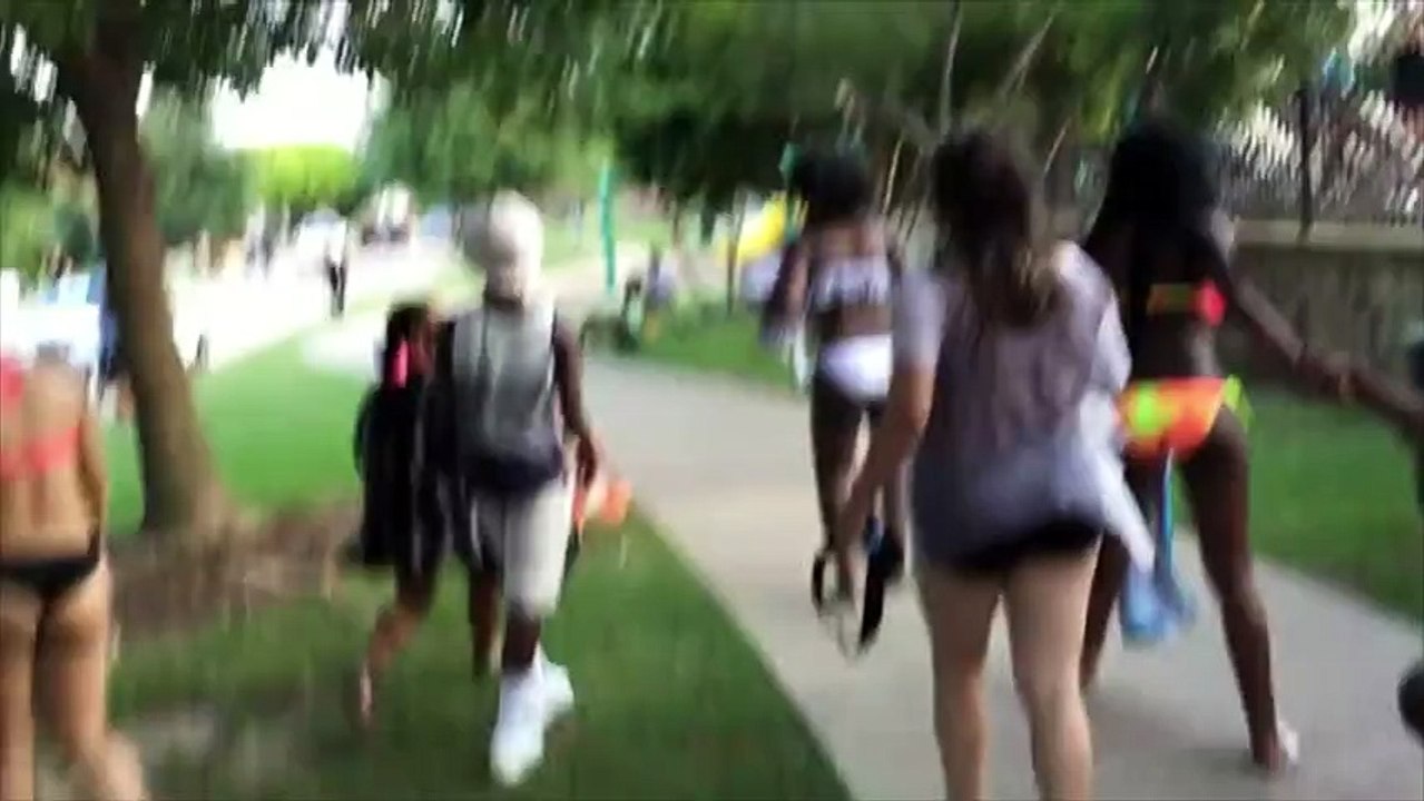 Un policier dégaine son arme et brutalise des ados noirs d'une banlieue riche