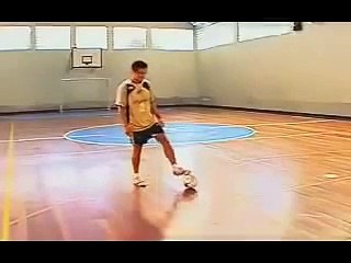Falcao ensinando dribles de futsal
