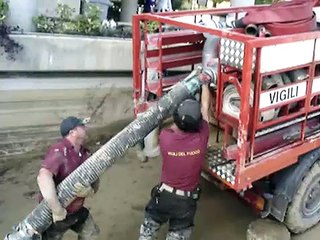 Alluvione a Tortoreto Lido...bonifica con l'aiuto dei vigili