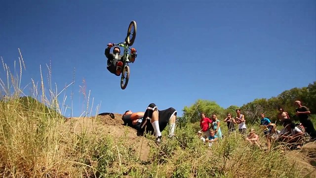 Flying in Slow Motion - Canon T2i 1000 fps