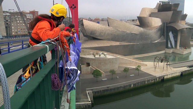 Día Mundial de los Océanos espectacular acción Greenpeace en Bilbao