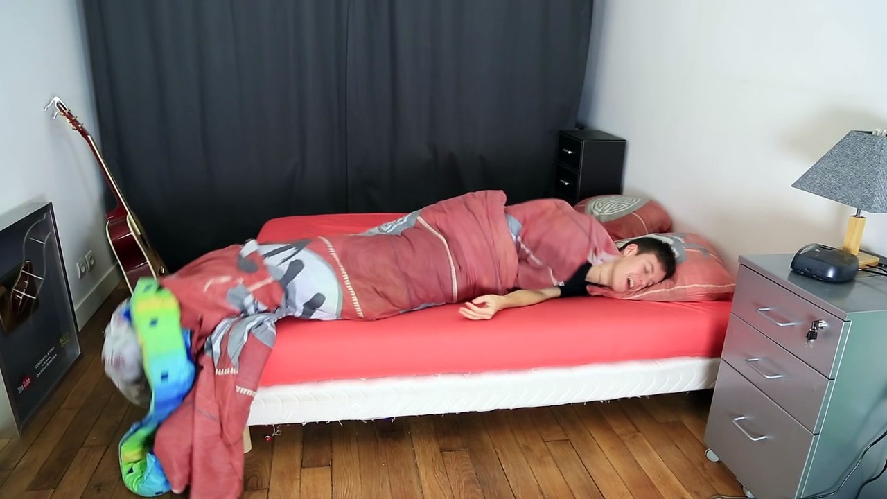 CE MEC... - Dans son lit