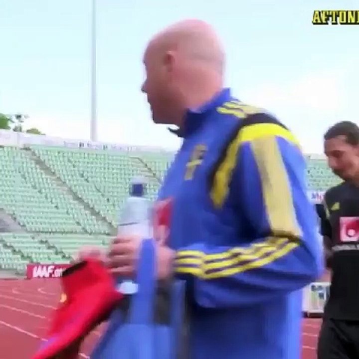 Zlatan Ibrahimovic le tiró un plátano a un periodista en entrenamiento de Suecia