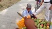 Couper une mangue en forme de fleur : vendeur de rue talentueux!