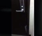 Comment ouvrir la porte d'une chambre d'hotel sans clé