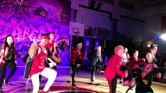 A 60 ans cette Prof de danse Hip-Hop a la grande forme!