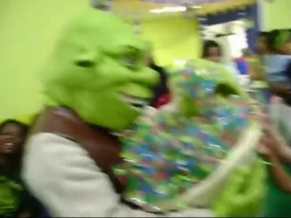 Quand Shrek fout en l'air un anniversaire en effrayant les gamins