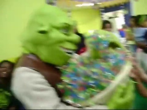 Quand Shrek fout en l'air un anniversaire en effrayant les gamins