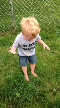 Un gamin devient fou parce qu'il a marché sur une crotte de chien : Chien 1, enfant 0