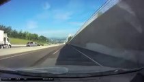Une voiture explose le mur de bordure d'autoroute : accident impressionnant