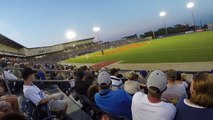 Il attrape une balle de baseball avec une gopro sur la tête