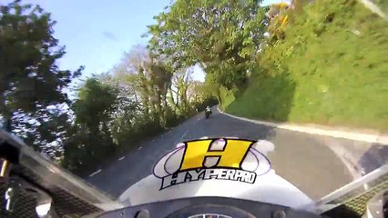 Un motard se fait doubler par un fou à 200 km-h