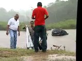 CHUVA FORTE: Homem cai com carro em Lagoa na Paralela (Salvador/Ba)