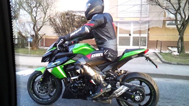 Kawasaki Z1000 2011 vs. Porsche 911 Turbo