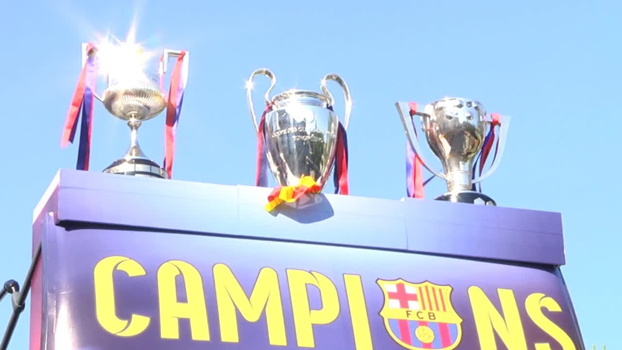 Doppeldecker, Selfies und Konfetti: So feiert Barça das Triple