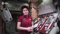 Una astronauta nos enseña cómo se cocina en el espacio