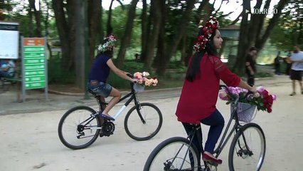 Grupo promove ação e faz "chover pétalas" na Lagoa do Taquaral