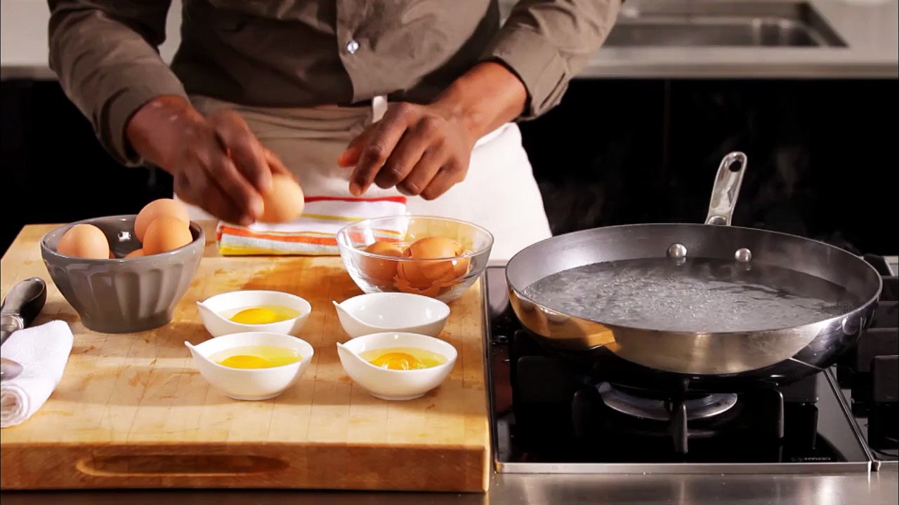 Poach Eggs | Cooking How To | Food Network Asia
