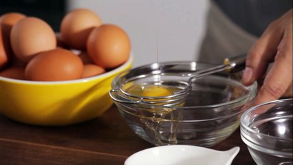 Separate Eggs | Cooking How To | Food Network Asia