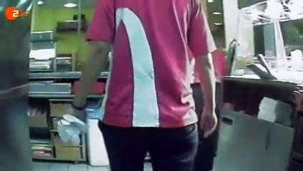 Mc Donalds Mitarbeiter spucken ins Burger - Moderner Sklavenhandel Billig Lohn