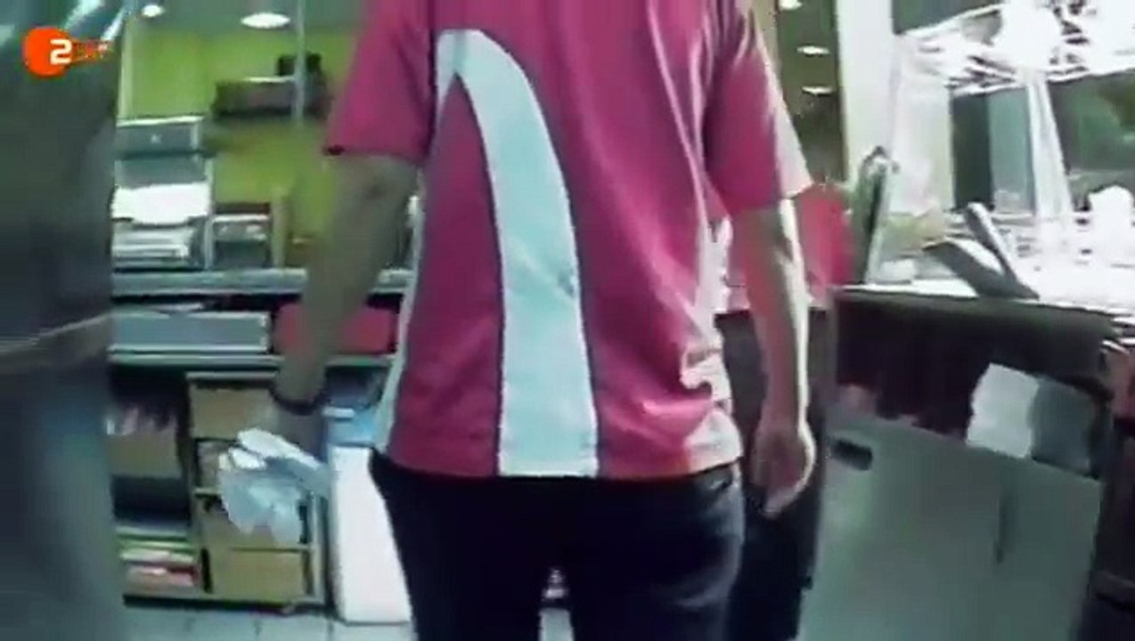 Mc Donalds Mitarbeiter spucken ins Burger - Moderner Sklavenhandel Billig Lohn