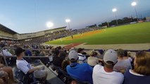 Un fan attrape une balle de Baseball à une main tout en filmant : spectaculaire - Minor League