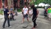 Le joueur de NHL PK Subban joue au street hockey avec des gamins dans la rue