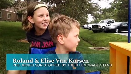 Le Golfeur Phil Mickelson laisse un pourboire de 99$ à des enfants qui vendent de la Limonade