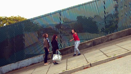 Des artistes s'amusent dans les rue pentues de San Francisco - illusion et gravité