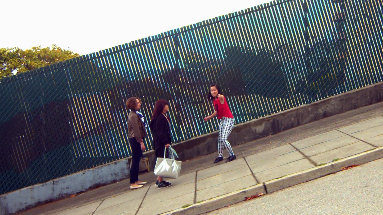 Des artistes s'amusent dans les rue pentues de San Francisco - illusion et gravité