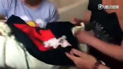 Bebegini tuvalete düşürdü