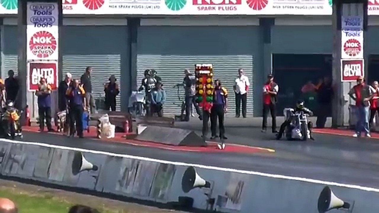 Un motard en dragster qui a beaucoup de chance