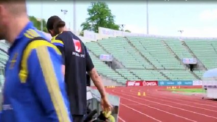 Zlatan Ibrahimovic fait une blague à un cameraman avec une peau de banane