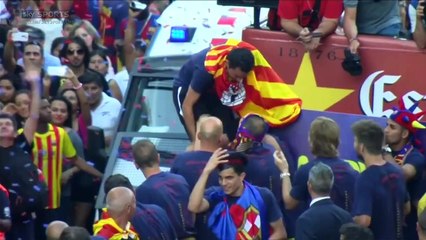 Xavi đánh Neymar trong buổi lễ diễu hành ăn mừng chức vô địch