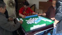 Automatically shuffling Mahjong table
