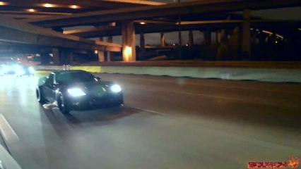 Une Corvette de 2400 chevaux fait des accélérations sur l'autoroute