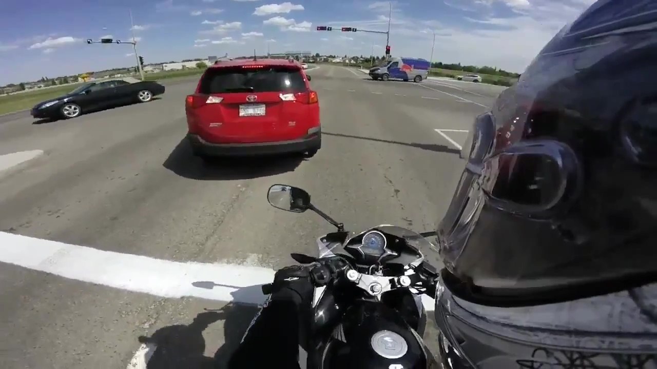 Paniquée, elle recule et roule sur une moto