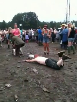 Il glisse et se retrouve sous une femme qui fait pipi