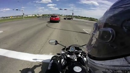 Elle fait une marche arrière et écrase la moto derrière elle