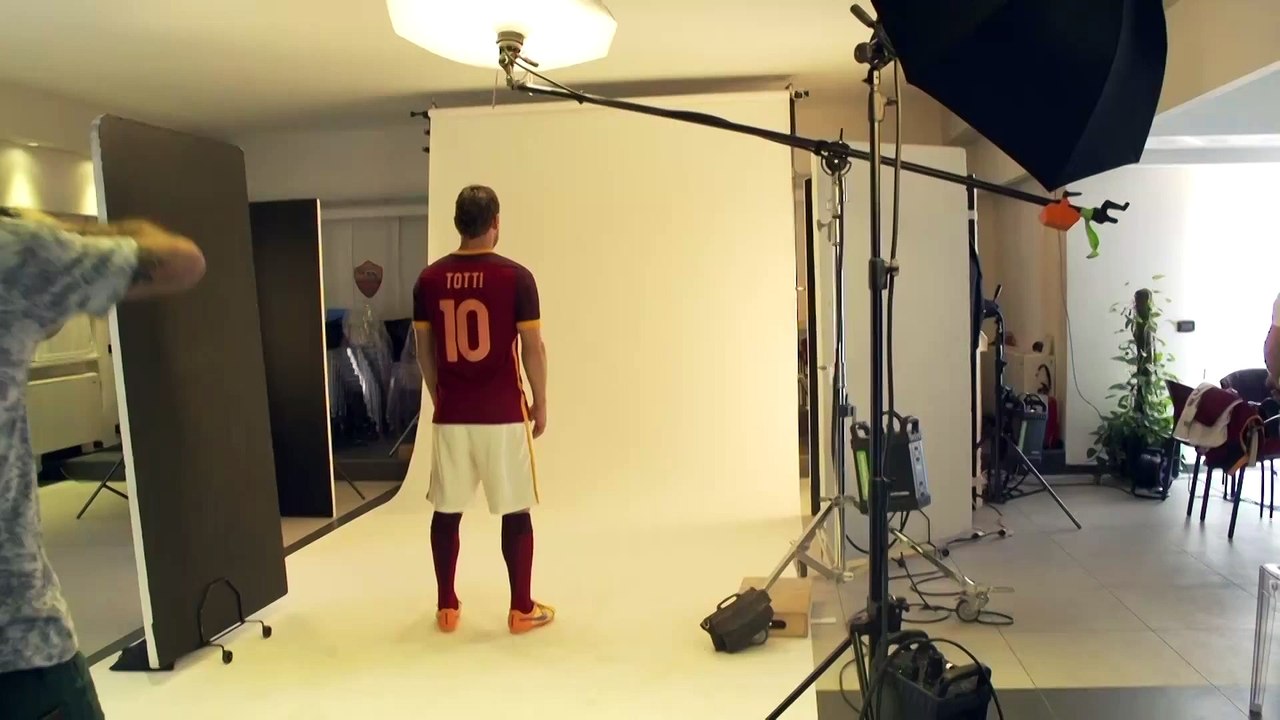 Behind the scenes at 2015-16 AS Roma new Nike kit shoot